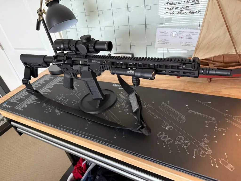 customer-ar15-gun-stand-black-desk