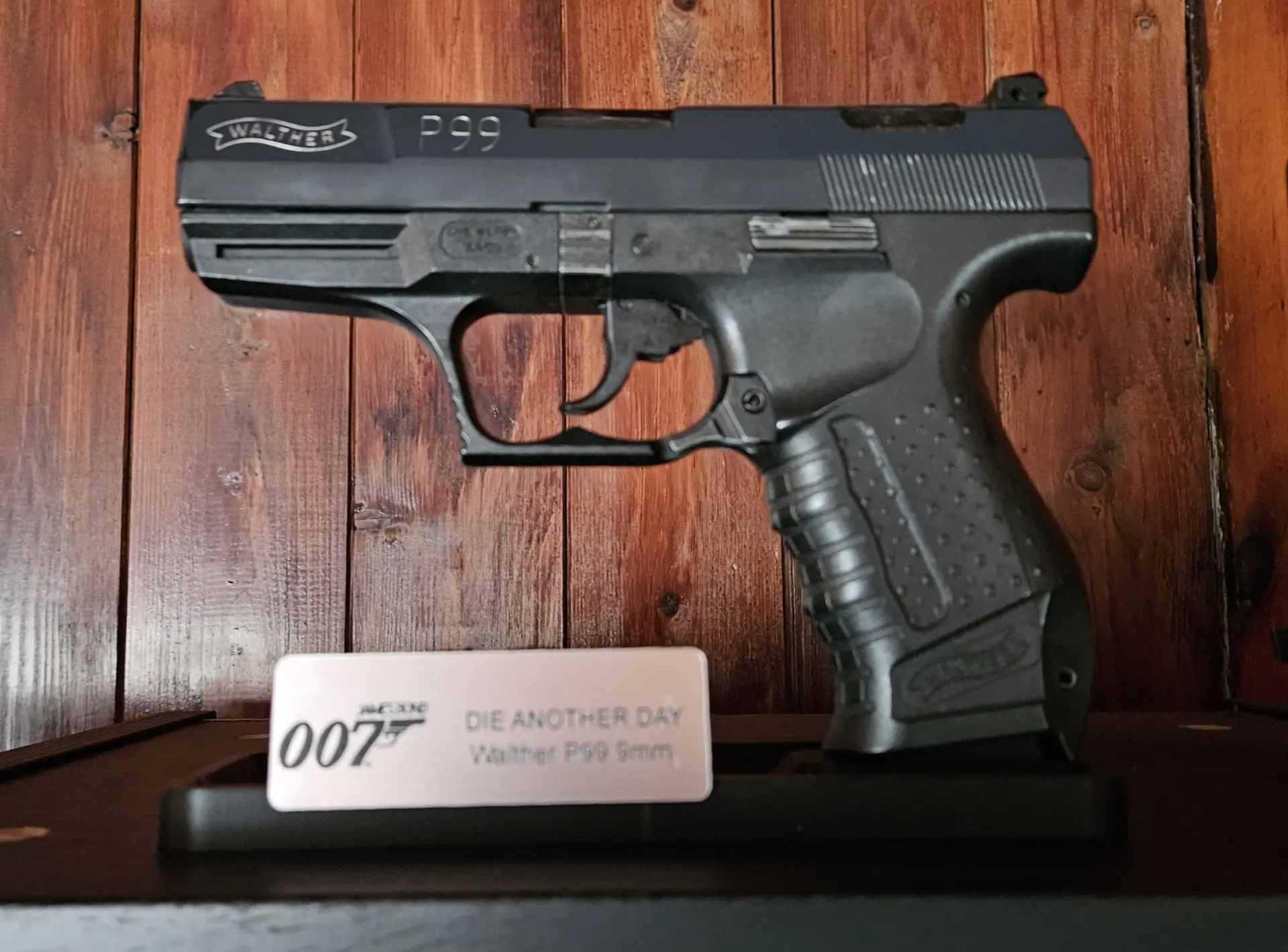 handgun-display-stand