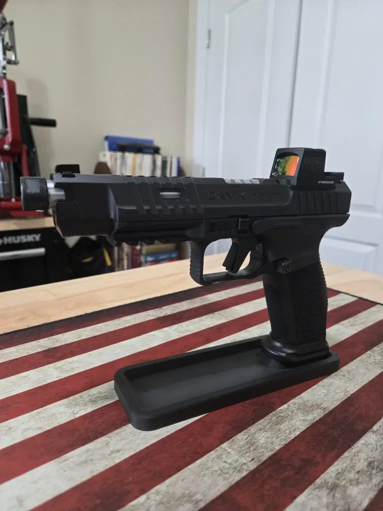 handgun-pistol-display