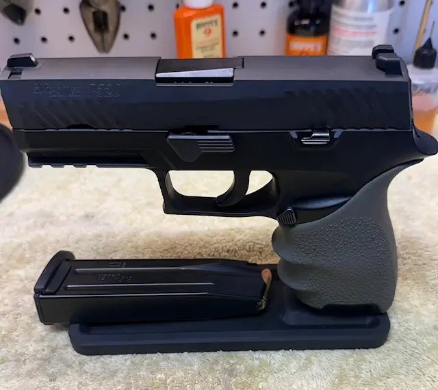 handgun-pistol-stand-for-display