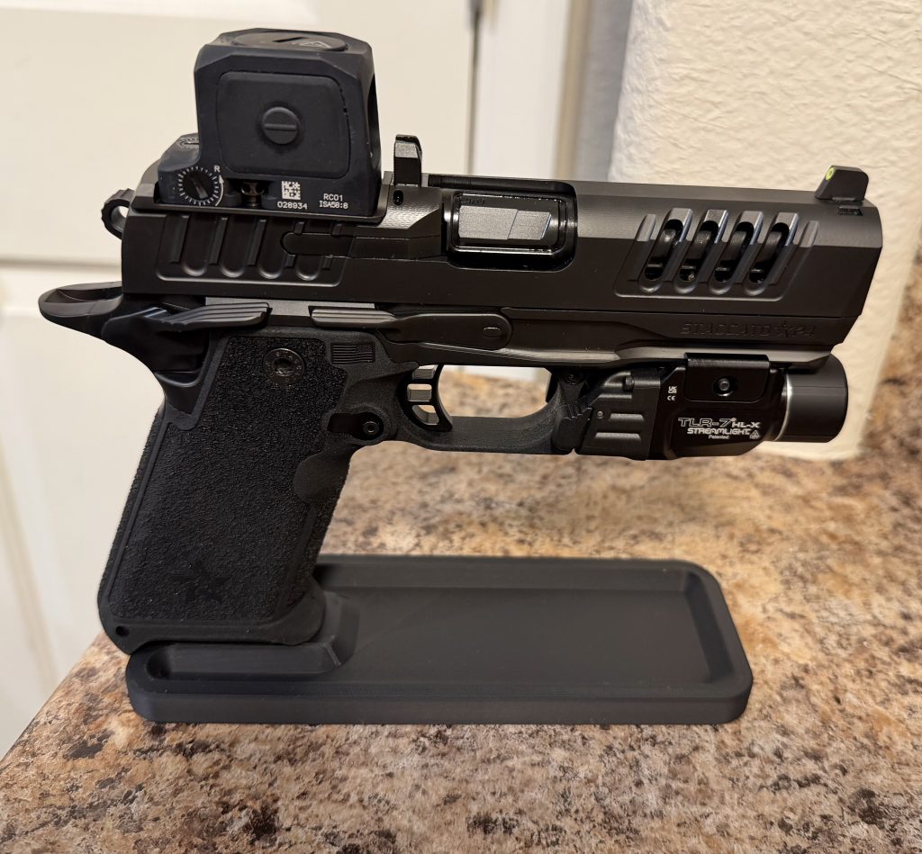 handgun-pistol-stand-red-dot-gun-light