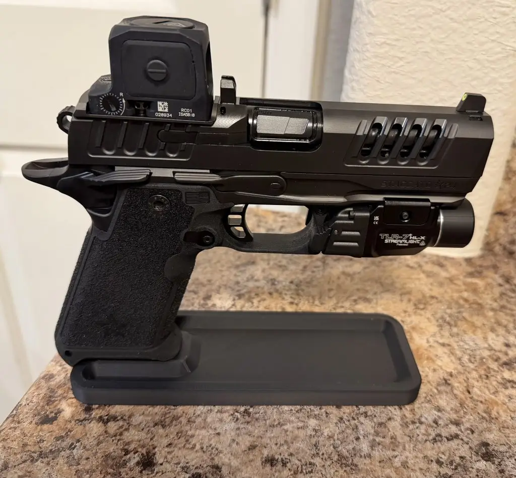 handgun-pistol-stand-red-dot-gun-light