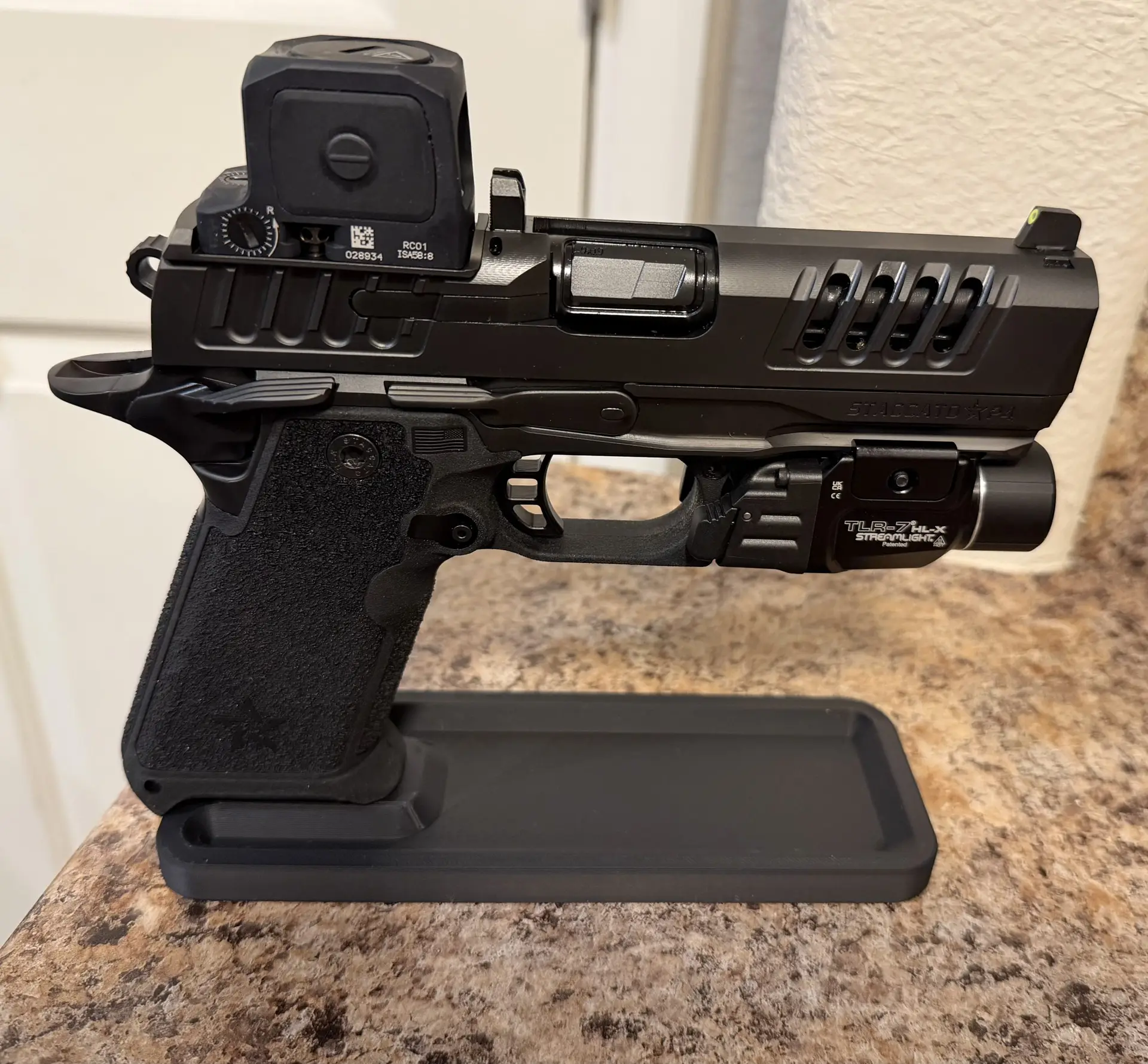 handgun-pistol-stand-red-dot-gun-light